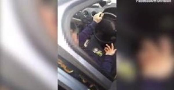 شاهد.. رد فعل متحرش بالأطفال بعد القبض عليه