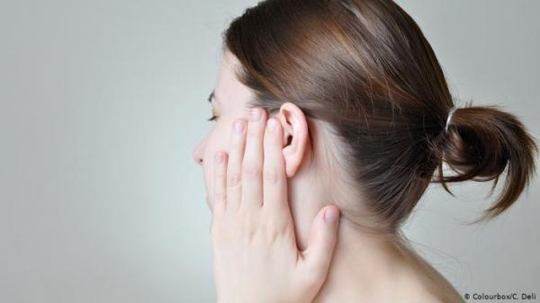 تعاني من تراكم الشمع داخل الأذن.. عليك بهذه الطرق!