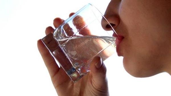 هل يجوز شرب الماء والمؤذن يؤذن لصلاة الفجر؟