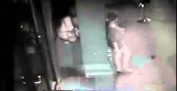 بالفيديو.. سيدة تقضي حاجتها في مناديل ورقية أثناء انتظارها الحافلة