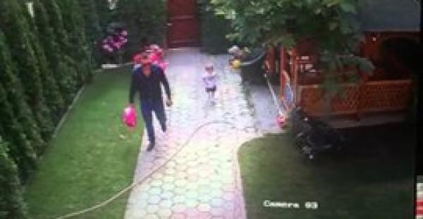 بالفيديو.. رد فعل مذهل لأب ينقذ ابنته من هجوم كلب