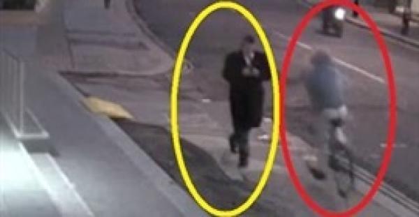 بالفيديو والصور.. لحظة سرقة لص لهاتف أحد المارة