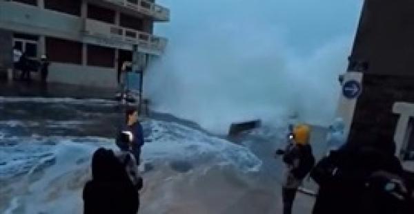 بالفيديو.. موجة عملاقة تغرق مذيعة وتسقطها أرضًا