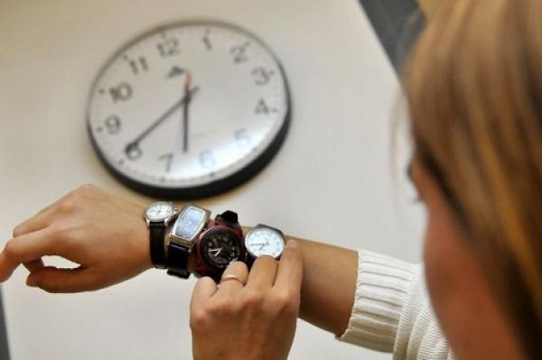 عاوتاني..المغاربة مجبرون على تغيير الساعة وهذا هو الموعد الرسمي