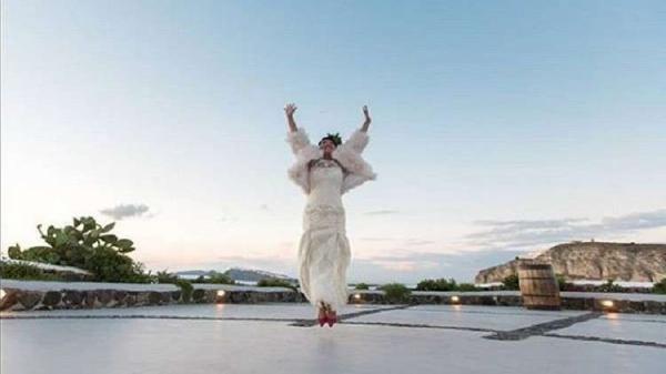 فتاة تزوجت من نفسها لسبب غريب ! (صور)