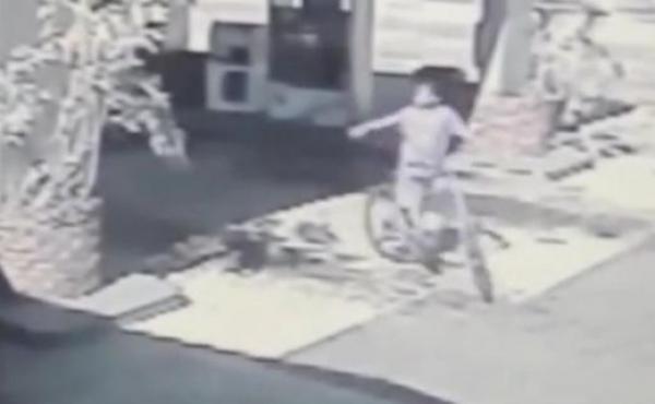 بالفيديو: صبي يغافل مسناً ويسرق سيارته