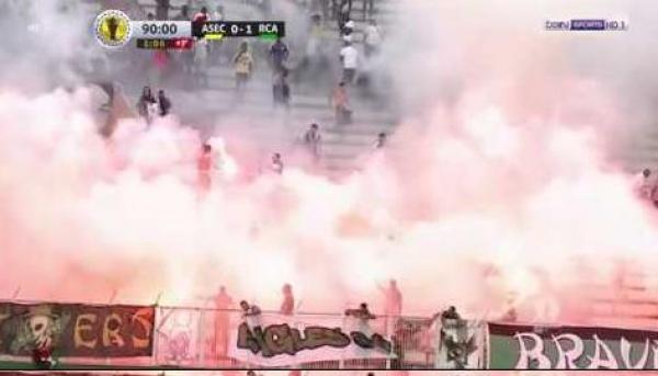 بعد هجوم عنيف من الجماهير الايفوارية..أنصار الرجاء يقفزون داخل أرضية الملعب للاحتماء باللاعبين..التفاصيل