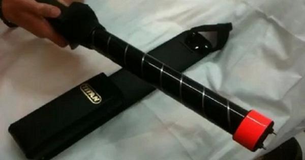 تفاصيل اعتقال شاب بالقنيطرة متورط في بيع عصي كهربائية على الفايسبوك!