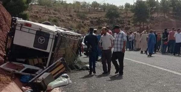 قبيل العيد ... انقلاب سيارة "207" لنقل المسافرين يسفر عن قتيل ومجموعة من الجرحى