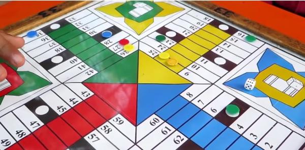 "البارتشي" لعبة تستهوي رواد المقاهي بطنجة