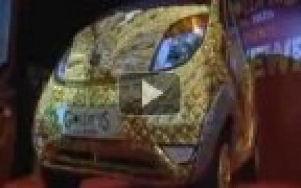 سيارة هندية مرصعة بالذهب و الأحجار الثمينة 