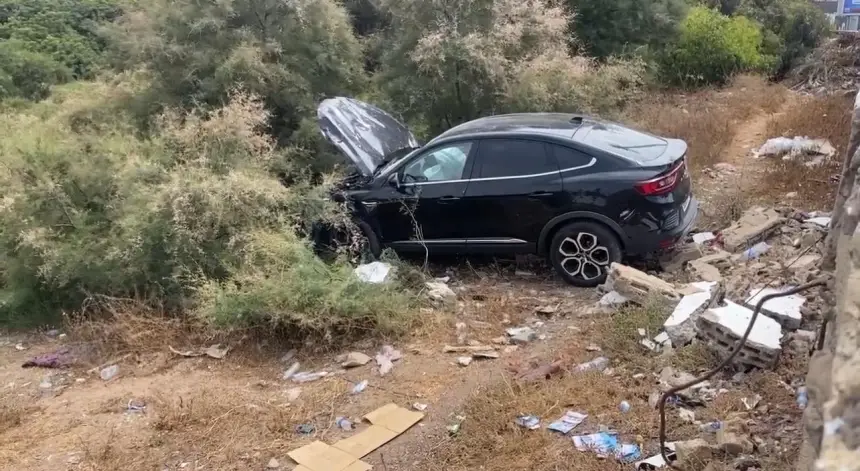 نجا من الموت بأعجوبة... سائق يقتحم بسيارته حائطًا في كورنيش عين الذياب!