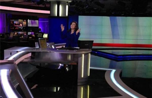 بالفيديو ... مذيعو "العربية" يتركون زميلتهم وحيدة بالإستديو أثناء زلزال دبي