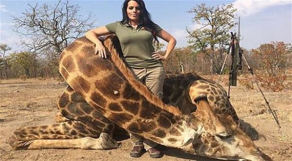 أمريكية تصطاد حيوانات برية وتنشر صورها على فيس بوك