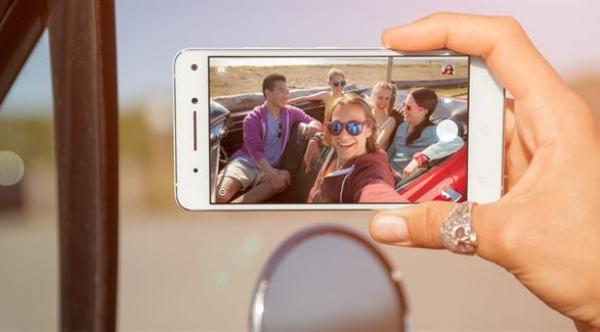 لينوفو تطلق أول هاتف يأتي بكاميرتين في الجهة الأمامية