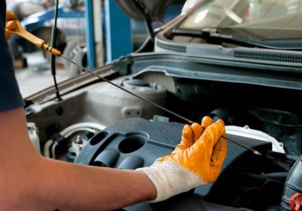 الأضرار الناتجة من ارتفاع مستوى زيت المحرك