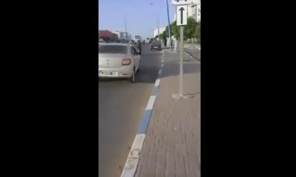 مسؤول بسيارة للجماعة يتحرش بالفتيات في شوارع اسفي