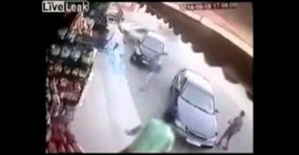 بالفيديو.. سرعة رد فعل شاب تنقذه من مصير سيئ