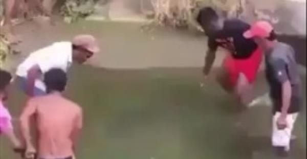 بالفيديو.. قرويون يصطادون تمساحا من نهر بطريقة غريبة