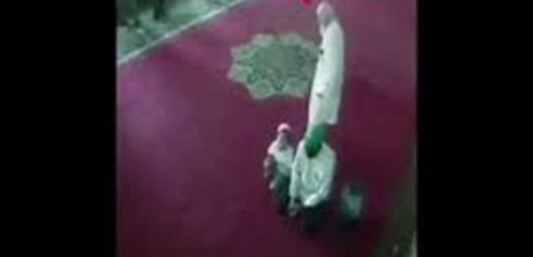 بالفيديو: لحظة وفاة رجل أثناء تصدُّقِه على أب لطفلين !