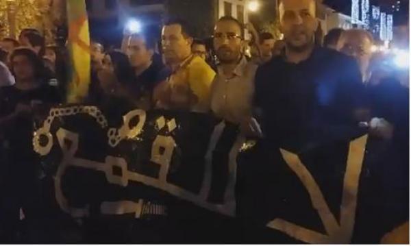 العشرات أمام البرلمان يهتفون "كلنا الزفزافي"