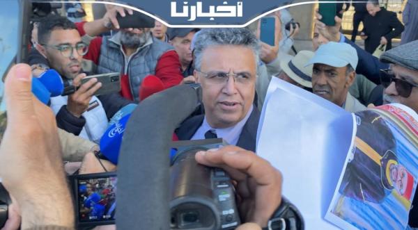 أم يوسف تحرج وزير العدل وهبي وسط مقبرة الشهداء وتطالبه بالتدخل