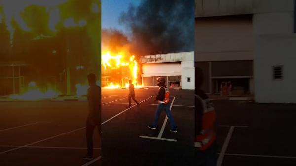 بالفيديو:احتراق محل لبيع أحذية رياضية لماركات عالمية بمرجان القنيطرة