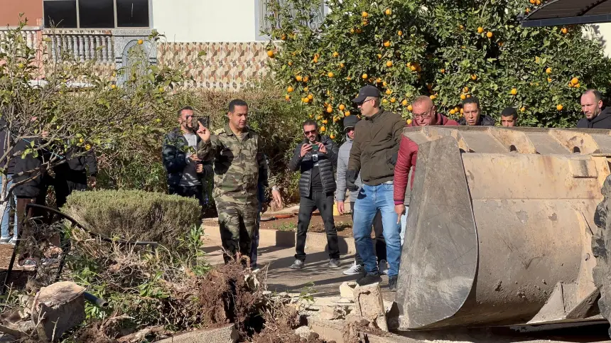 تم تحويلها من الملك العام إلى حذائق...باشا مدينة سطات يهدم واجهات منازل تحتل أماكن عمومية لسنوات