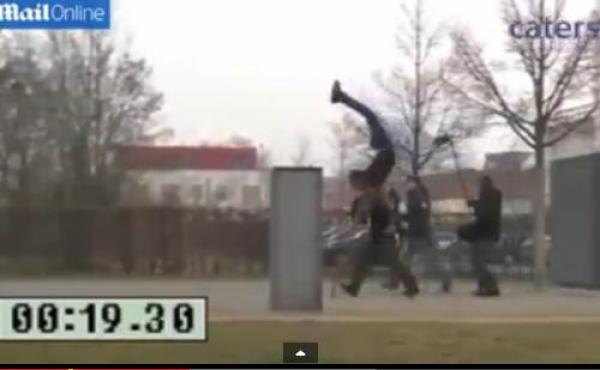 بالفيديو: معاق يدخل غينيس بالجري على يديه 100 متر