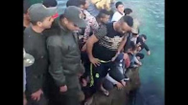 بالفيديو.. انتشال جثث افارقة ماتو غرقا في البحر و قذفتهم الامواج الى سواحل الحسيمة