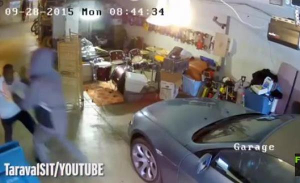 بالفيديو: أمريكي يلقن لصاً مسلحاً اقتحم منزله درساً قاسياً