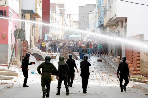 مديرية الأمن : إصابة 298 شرطيا بجروح متفاوتة الخطورة في احتجاجات الحسيمة و هذه قيمة الخسائر المالية