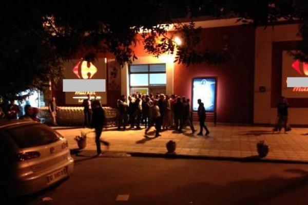 بالصورة..السربيس على "الشراب" بالعلالي قدام محل تجاري بالمحمدية!