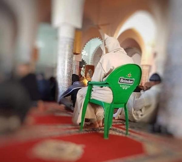 غضب كبير بين مغاربة "الفيسبوك" بسبب "صورة" التقطت وسط "مسجد" بحثا عن "البوز"