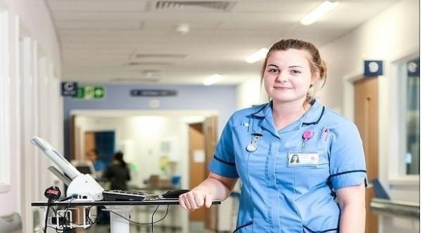 تعمل ممرضة في نفس المستشفى الذي عالجها من اللوكيميا