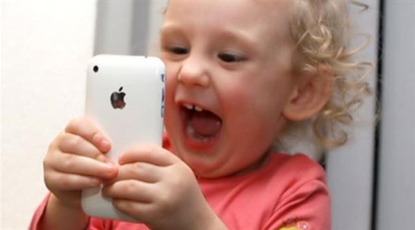 أبل متهمة بالتسبب في إدمان الأطفال هواتفها آي فون