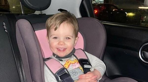 تكتشف إصابة ابنتها بالسرطان من خلال صورة تظهر توهجا في عينه