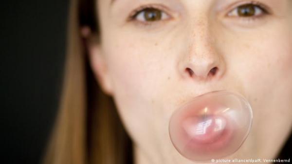 مخاطر صحية لمضغ العلكة لا يعرفها الكثير من الناس