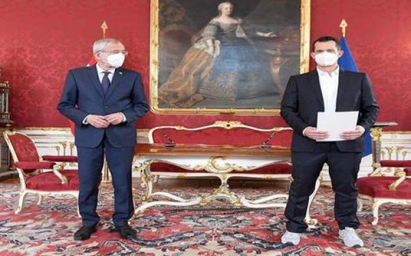 وزير يثير ضجة بسبب آدائه اليمين الدستورية بلباس رياضي(فيديو)