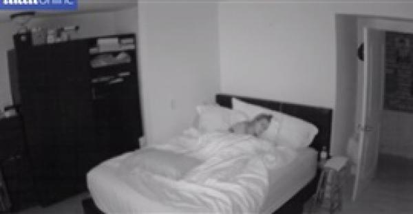 بالفيديو.. «عفريت» يوقظ فتاة من نومها