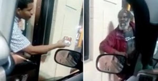 بالفيديو.. عامل بـ«ماكدونالدز» يهين متسولا ويرمي الماء على وجهه