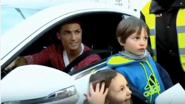 رونالدو يساعد المعجبين في التقاط الصور (فيديو)