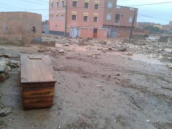 مواطنون يتكفلون بجمع جثث الموتى بعد أن عرت الفيضانات قبورهم بأحد الدواوير قرب تيزنيت