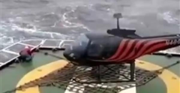 العناية الإلهية تنقذ شخصين من الموت تحت عجلات طائرة (فيديو)