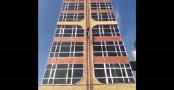 بالفيديو.. لحظة مصرع شاب سقط من أعلى بناية بالعراق