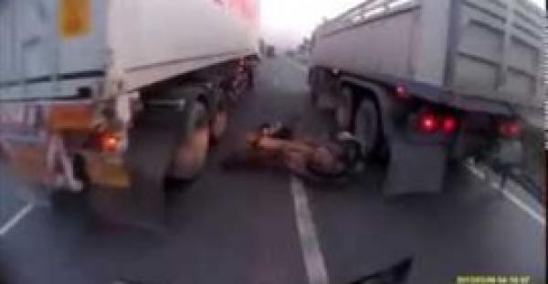 بالفيديو.. العناية الإلهية تنقذ سائق دراجة نارية حاول تخطي مقطورتين