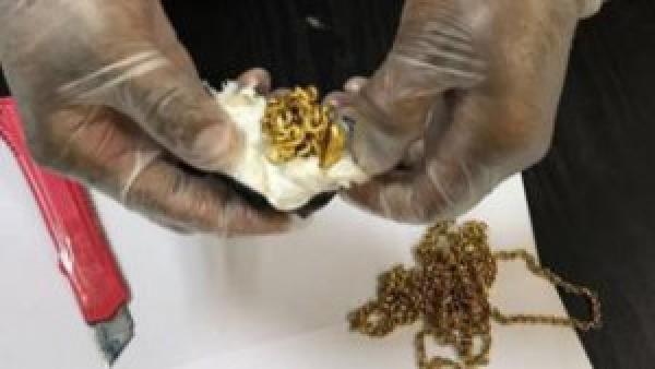 اعتقال شخص حاول تهريب كيلوغرام من الذهب في مؤخرته (صور)