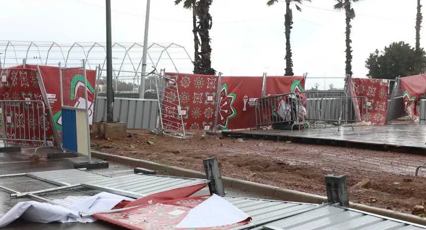 الأمطار تتسبب في انهيار Fan Zone بعين الذياب قبل "الكان"