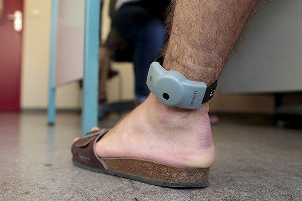 معلومات تفصيلية عن السوار الإلكتروني الذي أرغم سعد لمجرد على ارتدائه