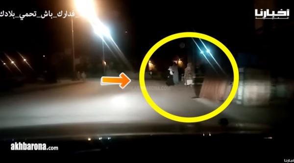 تسليم مساعدات غذائية يخرج مجموعة من النساء للشارع بسطات في خرق لحالة الطوارئ